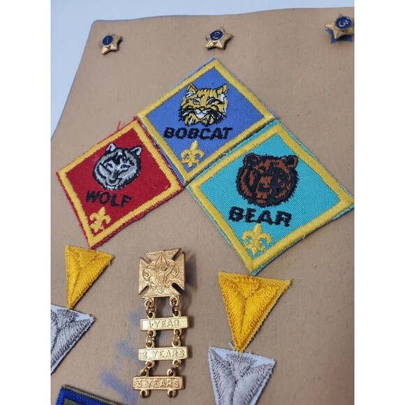 VINTAGE BOY SCOUTS MEMORABILIA 1970S PINS & PATCHES WOLF BOBCAT BEAR - Picture 6 of 7